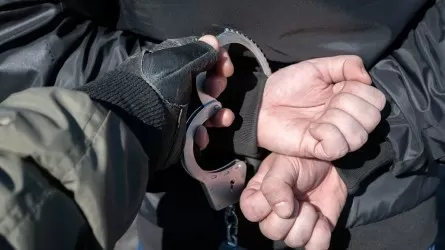 В Астане на видео попало необычное задержание мошенника-бегуна